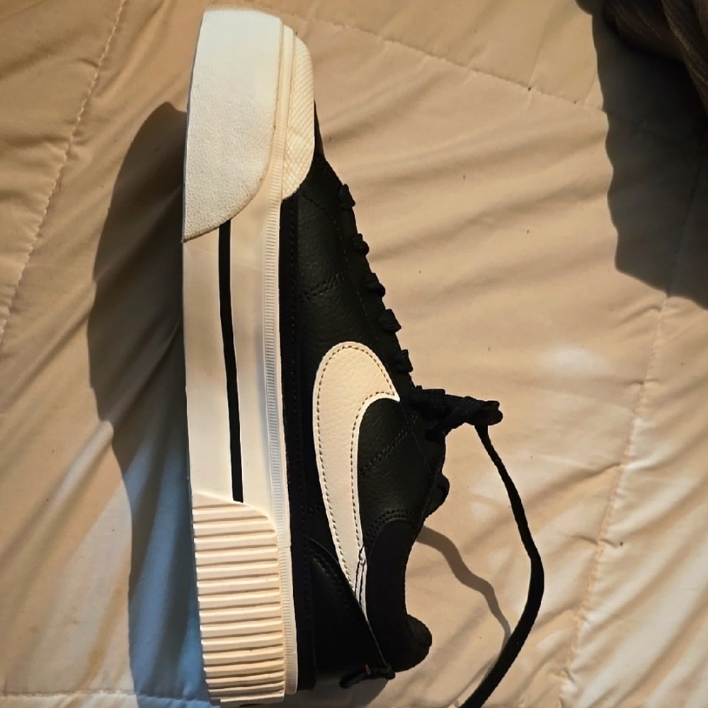 ZUMIEZ Nike Black and White Sneakers